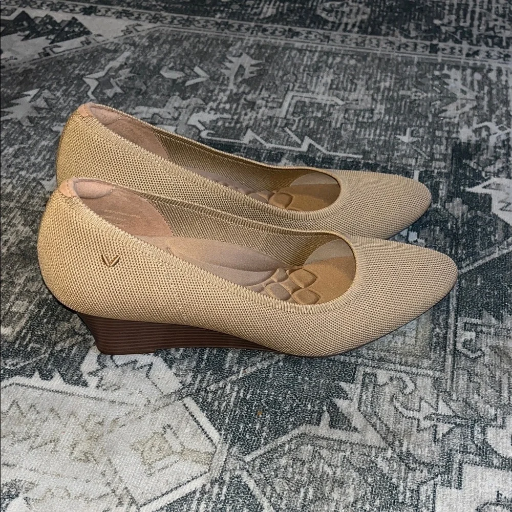 Vivaia womens Almond-Toe Wedge (Tamia Wedge Pro) size 43 US 11